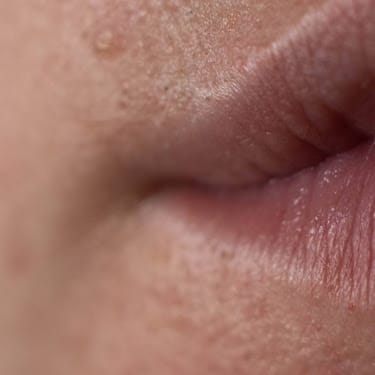 Zelfbeeld en kwetsbaarheid in fotografie – fotocoaching Close-up van een lip tijdens fotocoaching – zelfbeeld, kwetsbaarheid en visuele storytelling